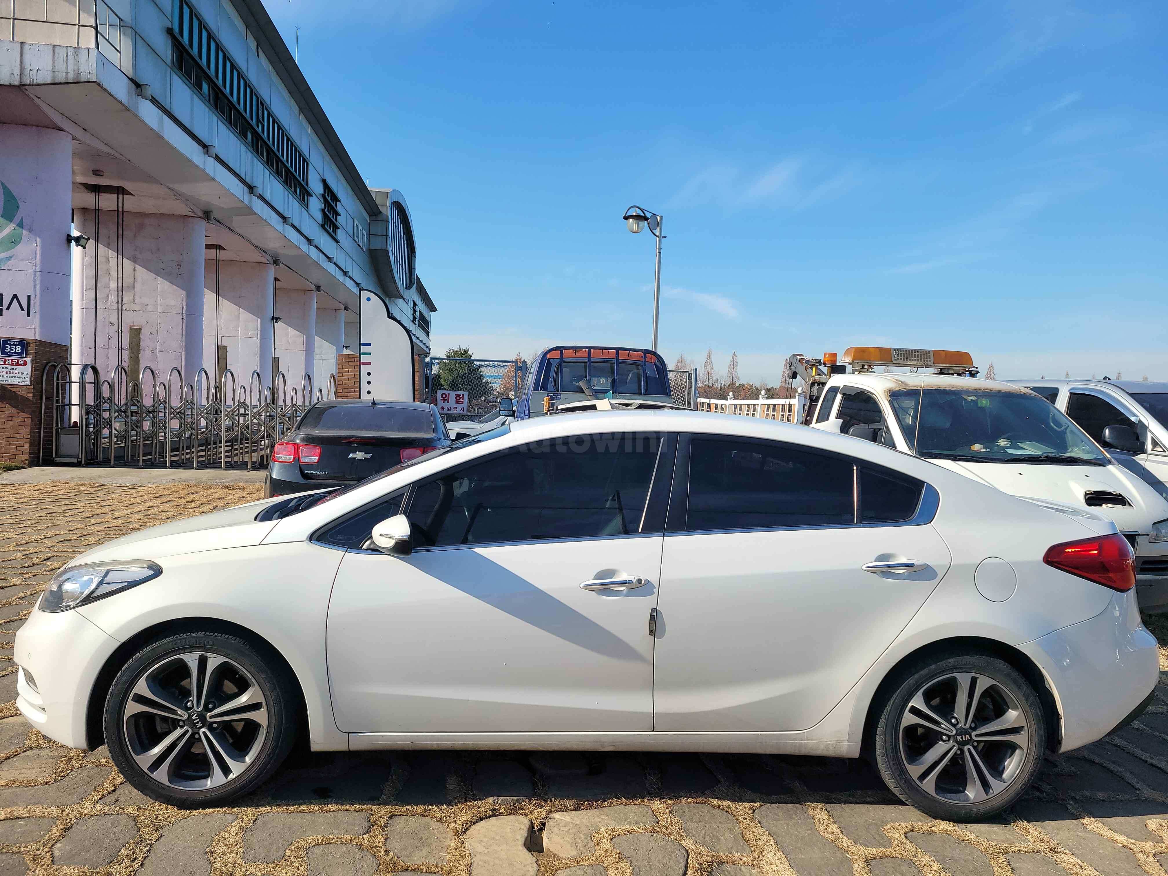 2013 KIA K3 VIN: KNAFZ412BDA142106