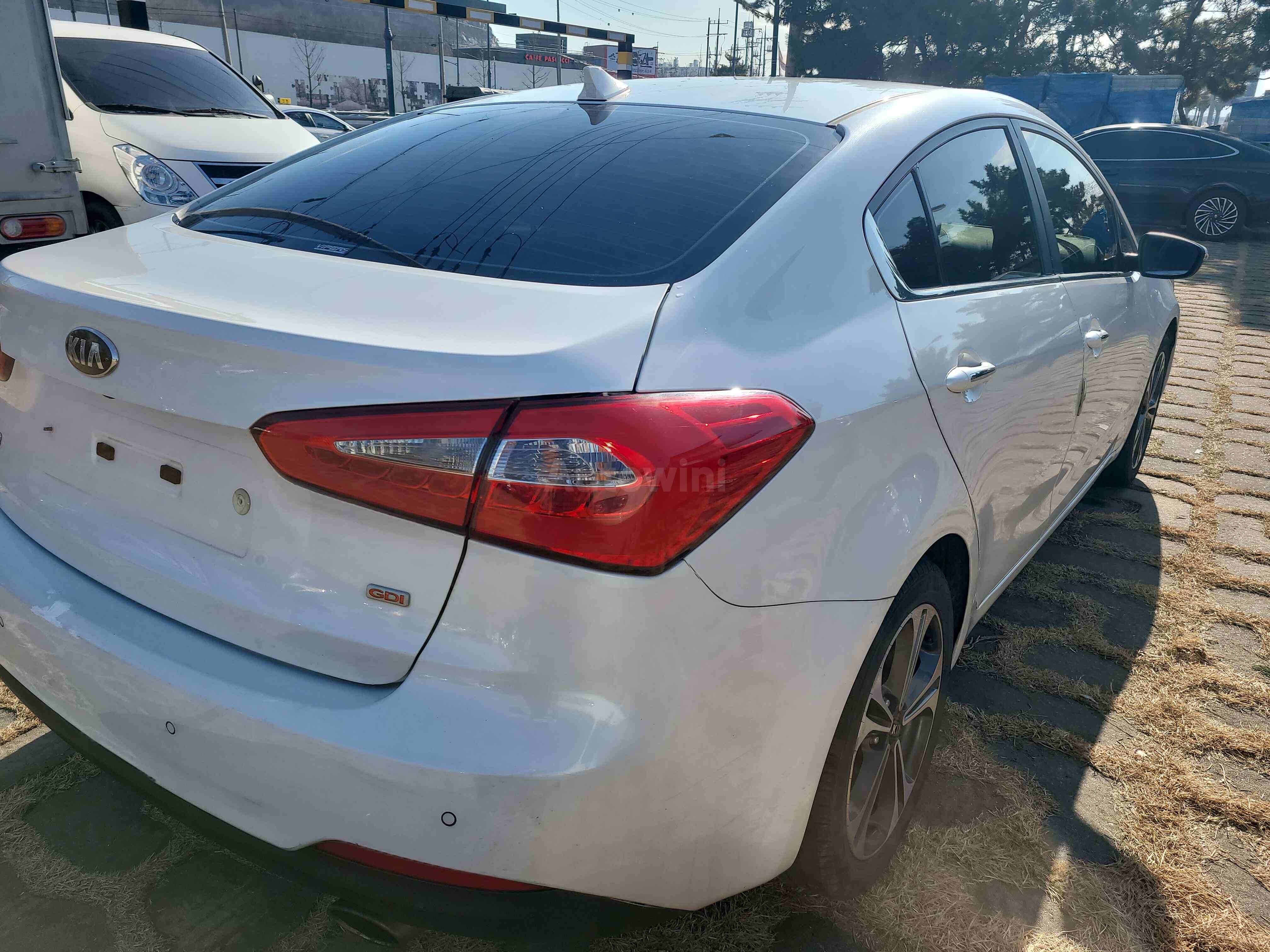 2013 KIA K3 VIN: KNAFZ412BDA142106