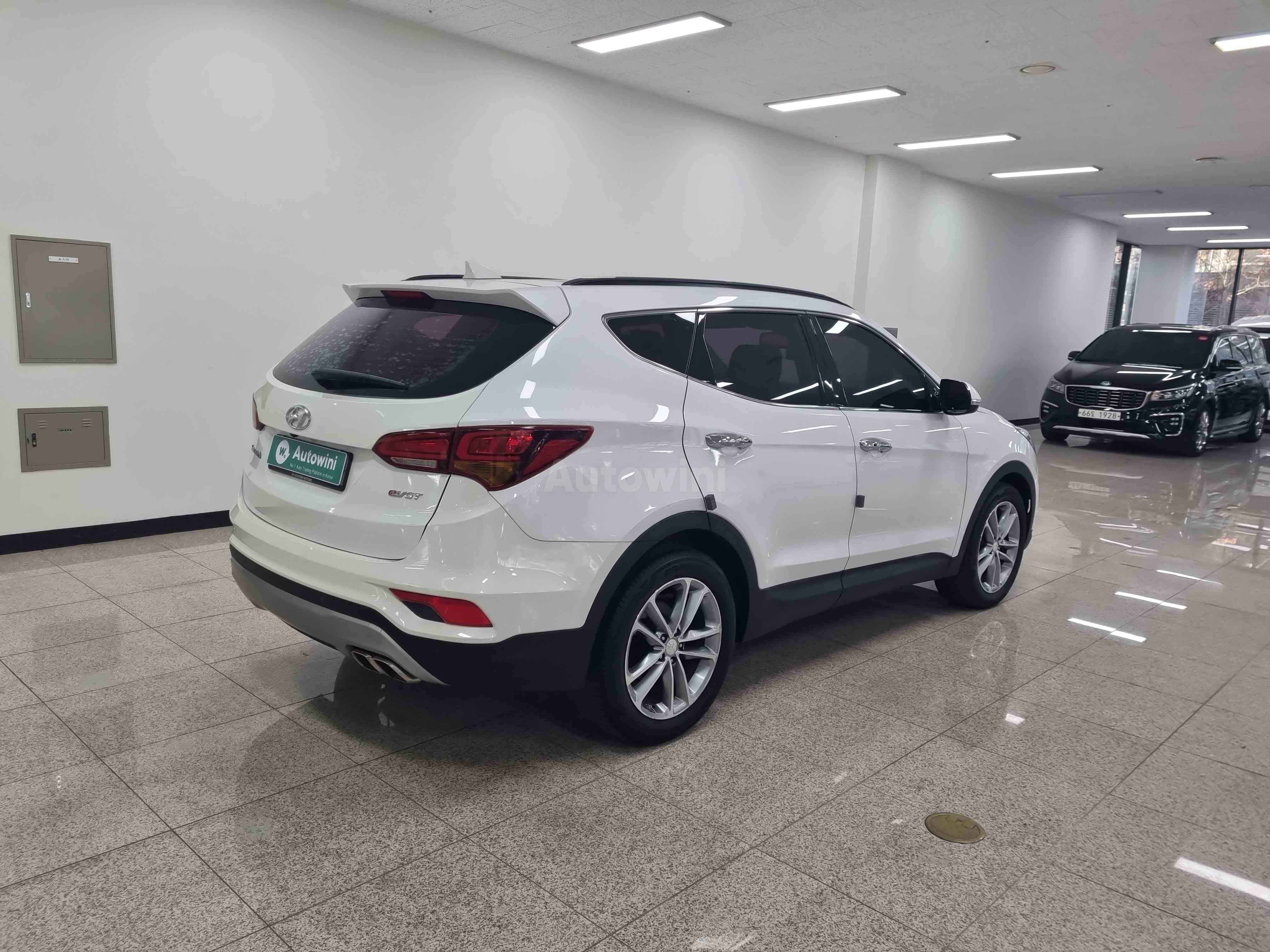 2016 HYUNDAI SANTAFE VIN: KMHSW81UBGU552038