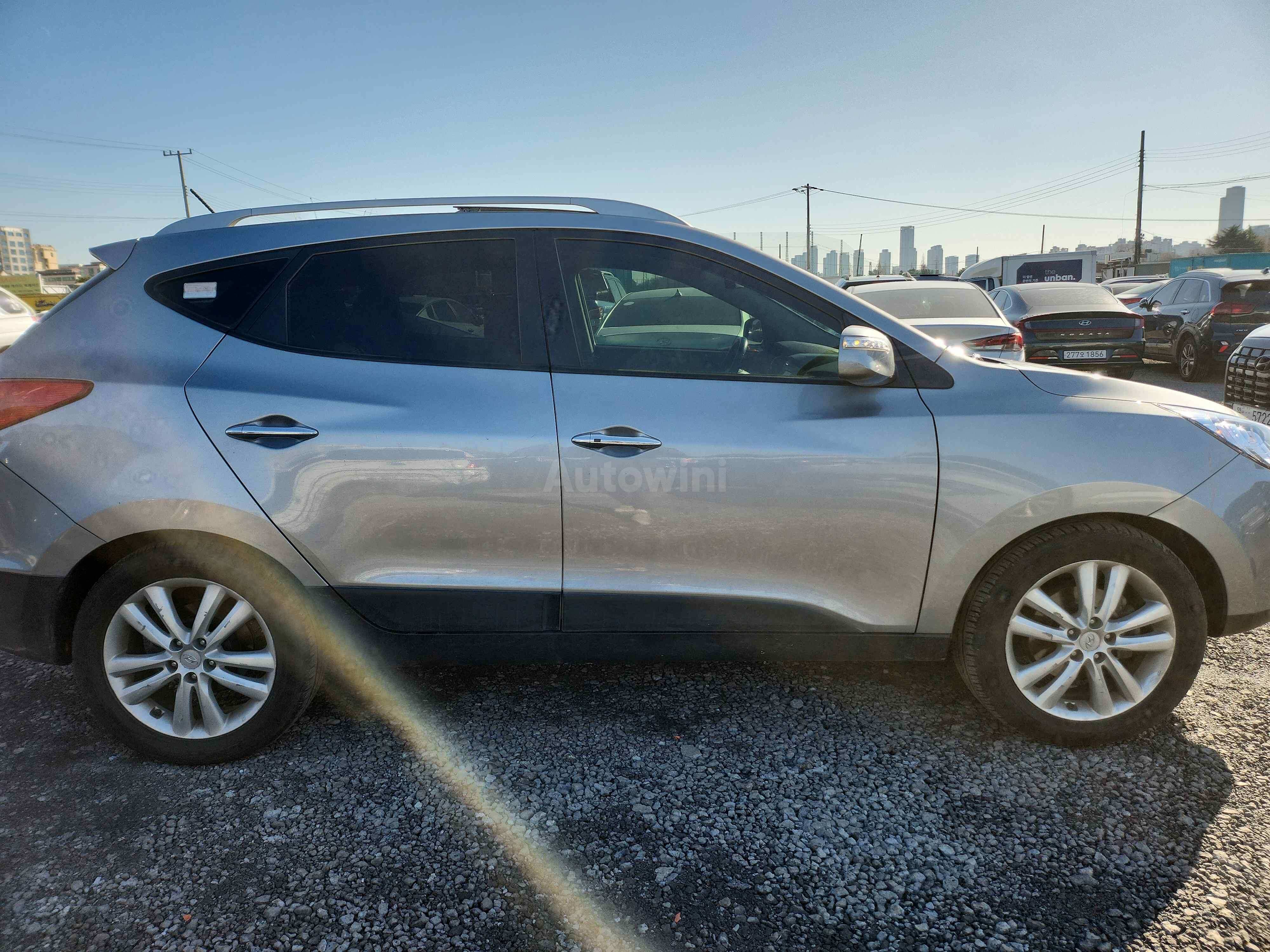 2011 HYUNDAI TUCSON VIN: KMHJW81VDBU131027