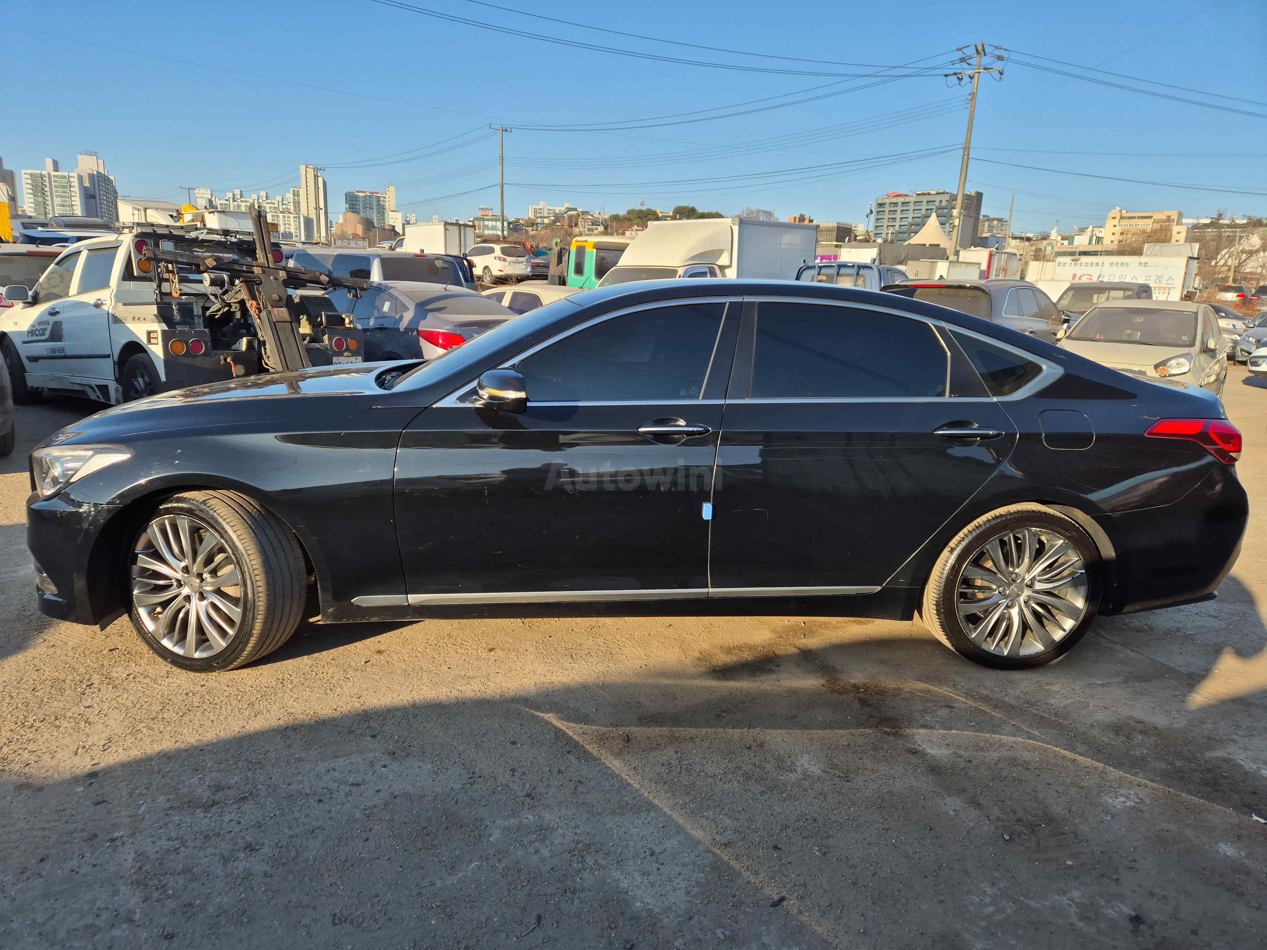 2016 HYUNDAI GENESIS VIN: KMHGM41DDGU125177
