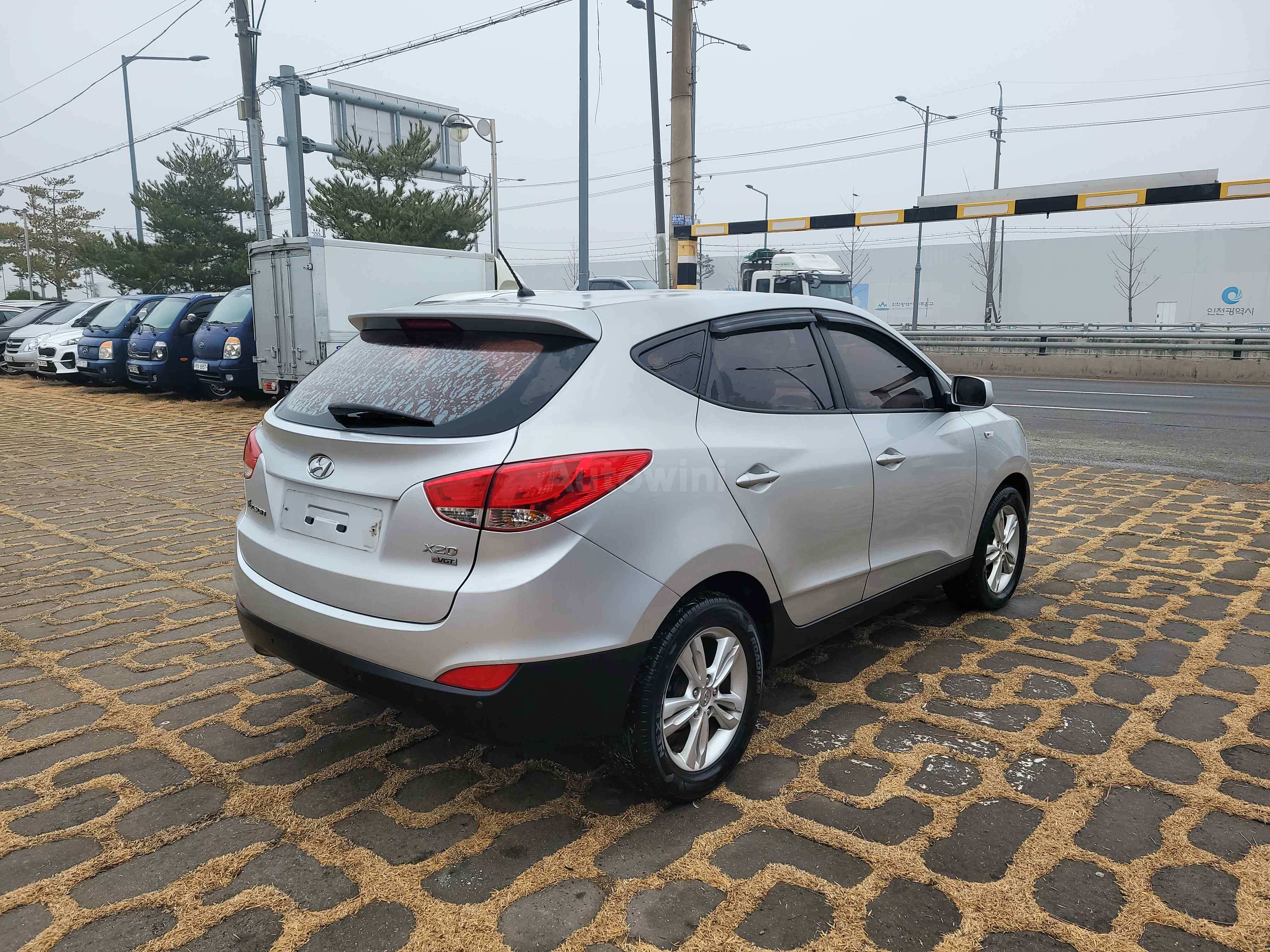 2010 HYUNDAI TUCSON VIN: KMHJT81VBAU004668