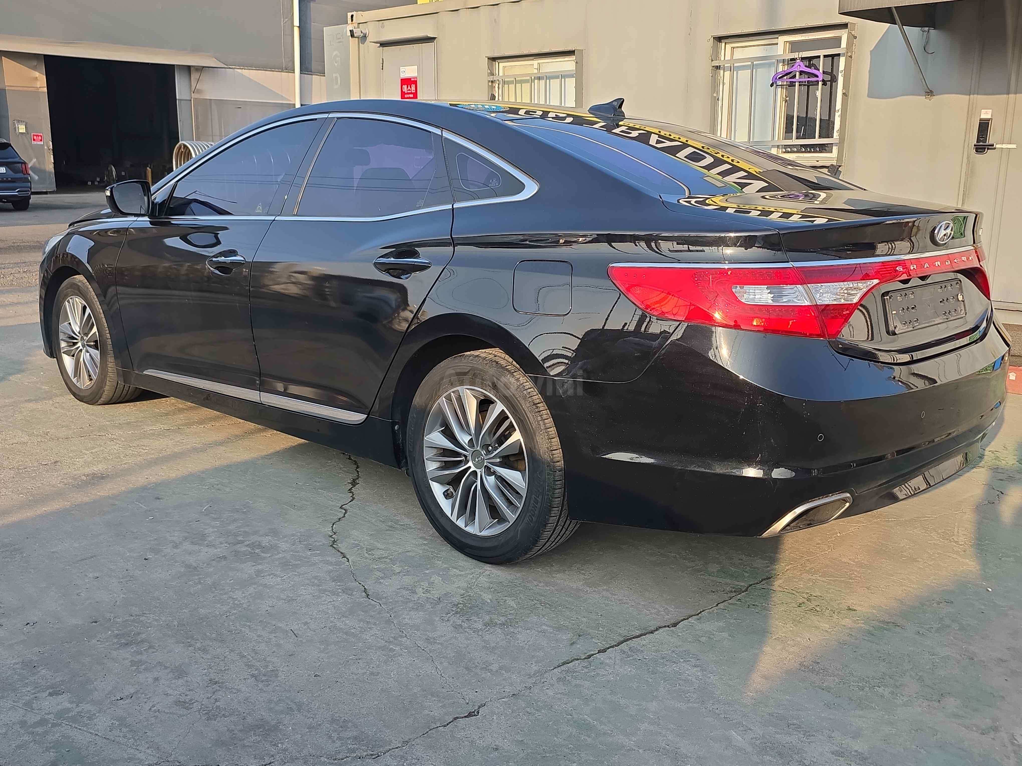 2017 HYUNDAI GRANDEUR VIN: KMHFF41CBHA588154