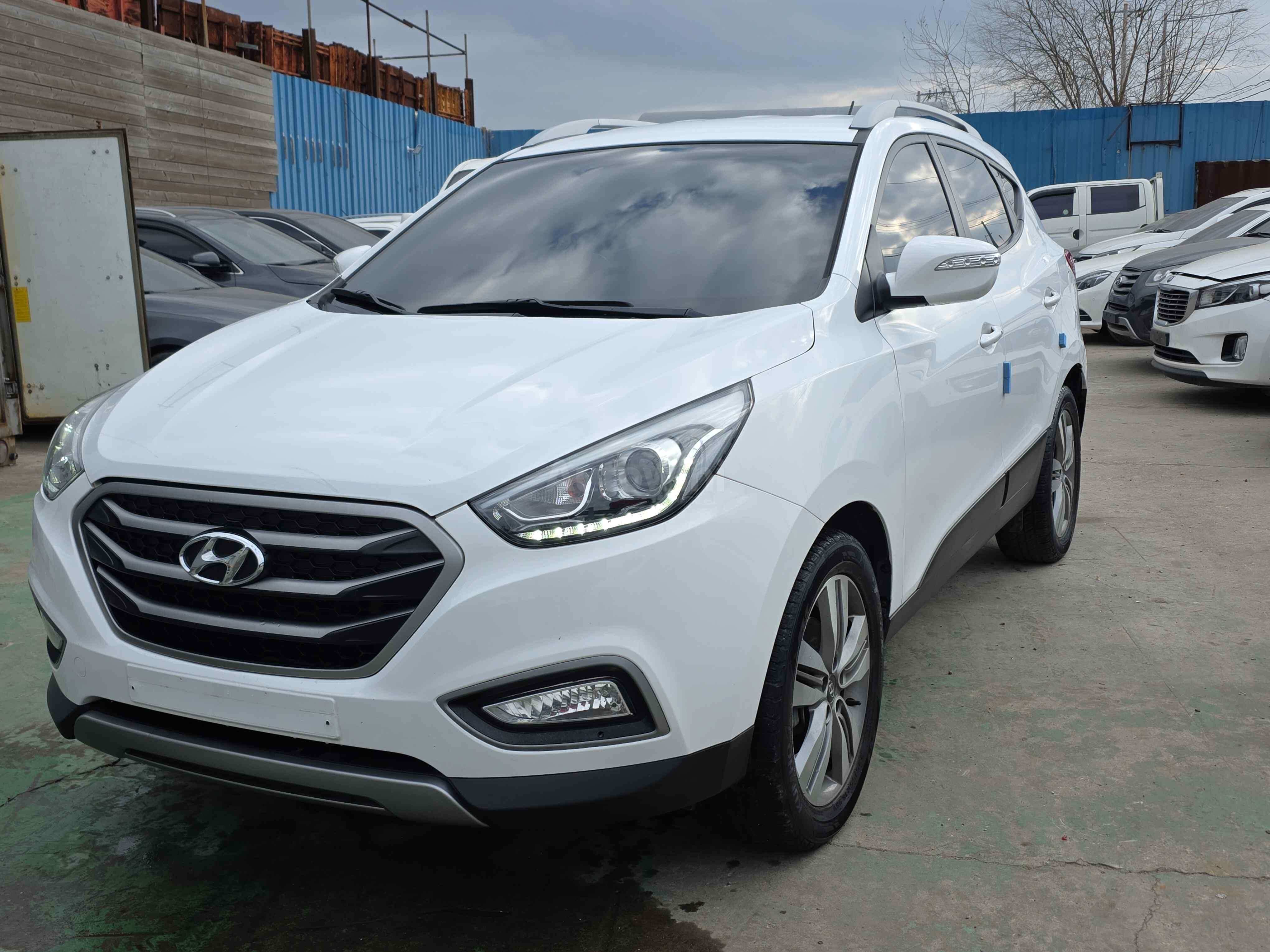 2015 HYUNDAI TUCSON VIN: KMHJT81VBFU995028