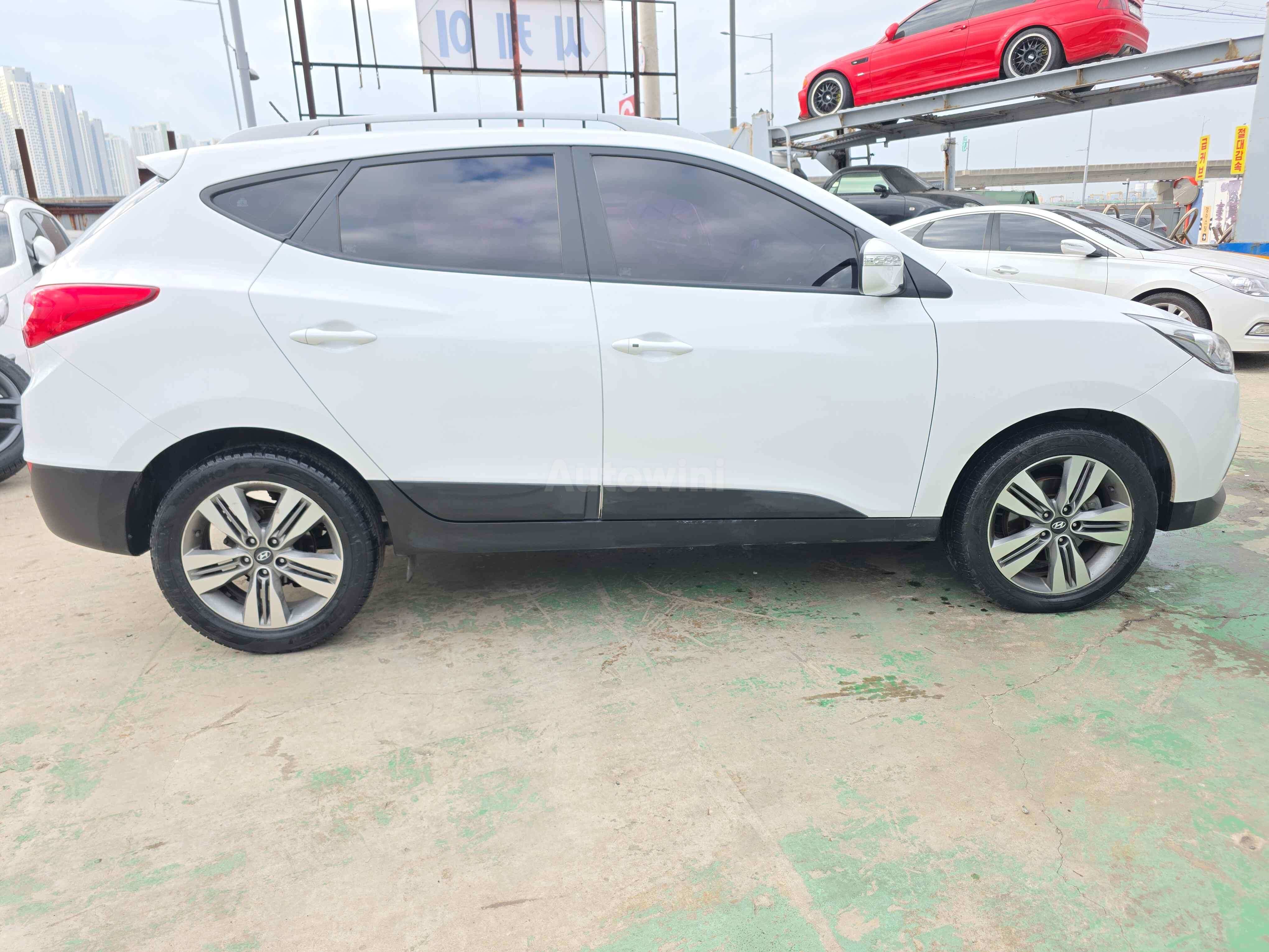 2015 HYUNDAI TUCSON VIN: KMHJT81VBFU995028