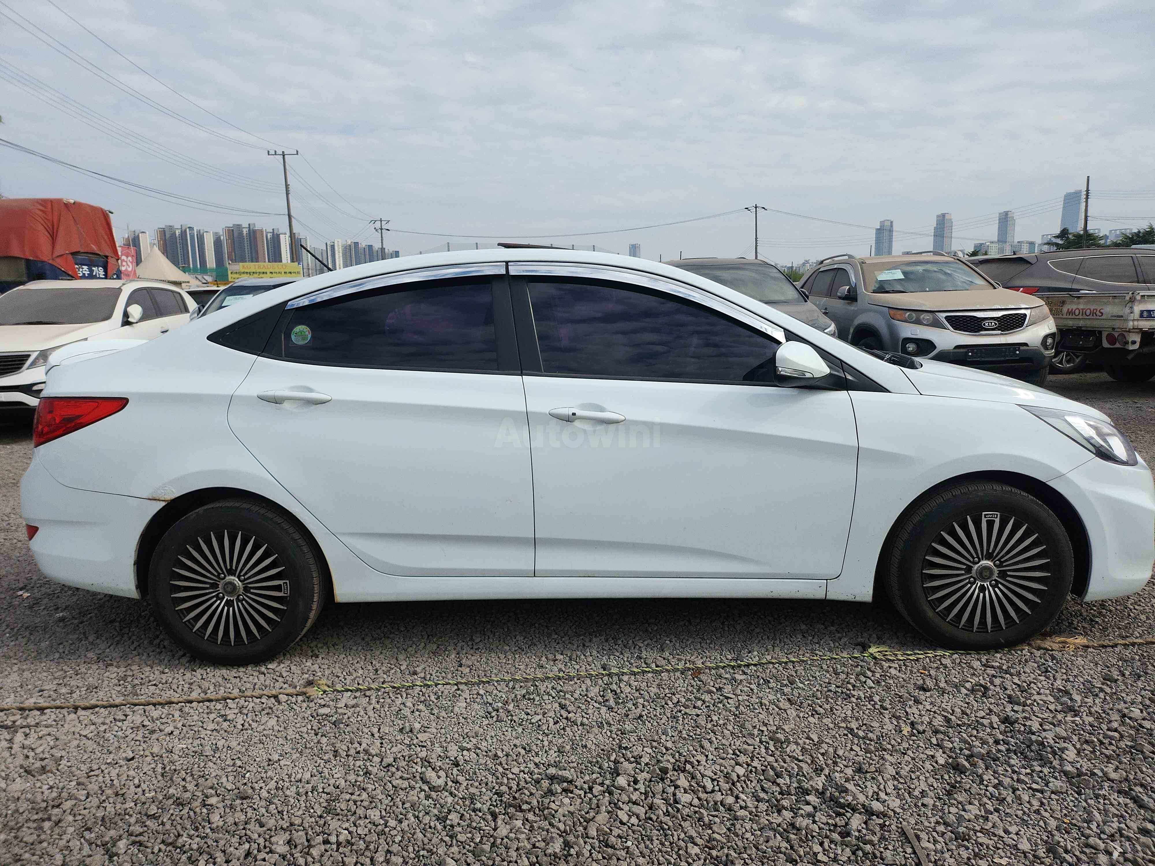 2011 HYUNDAI ACCENT VIN: KMHCU41EBBU009049