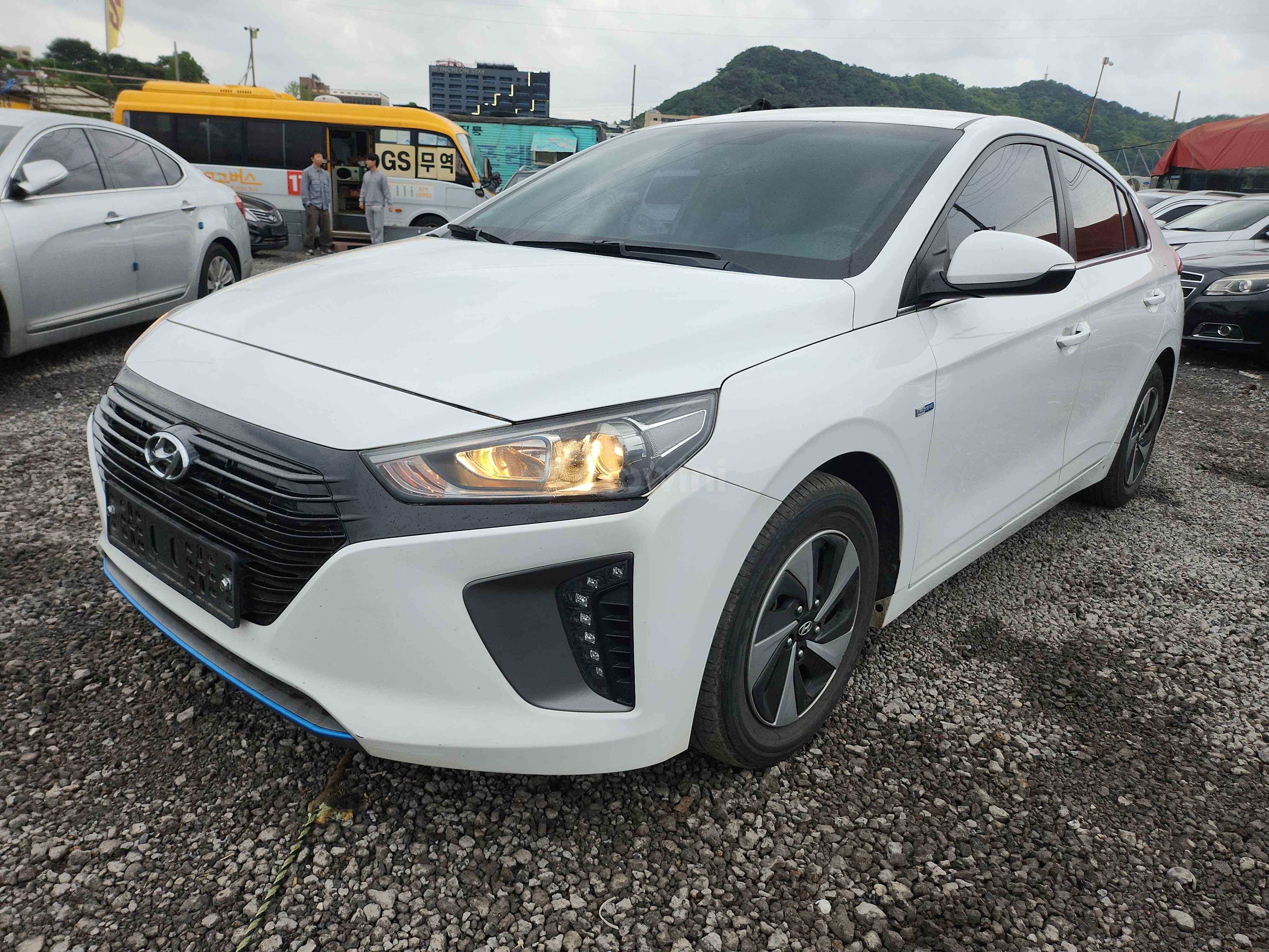 2017 HYUNDAI IONIQ VIN: KMHC851CGHU006063