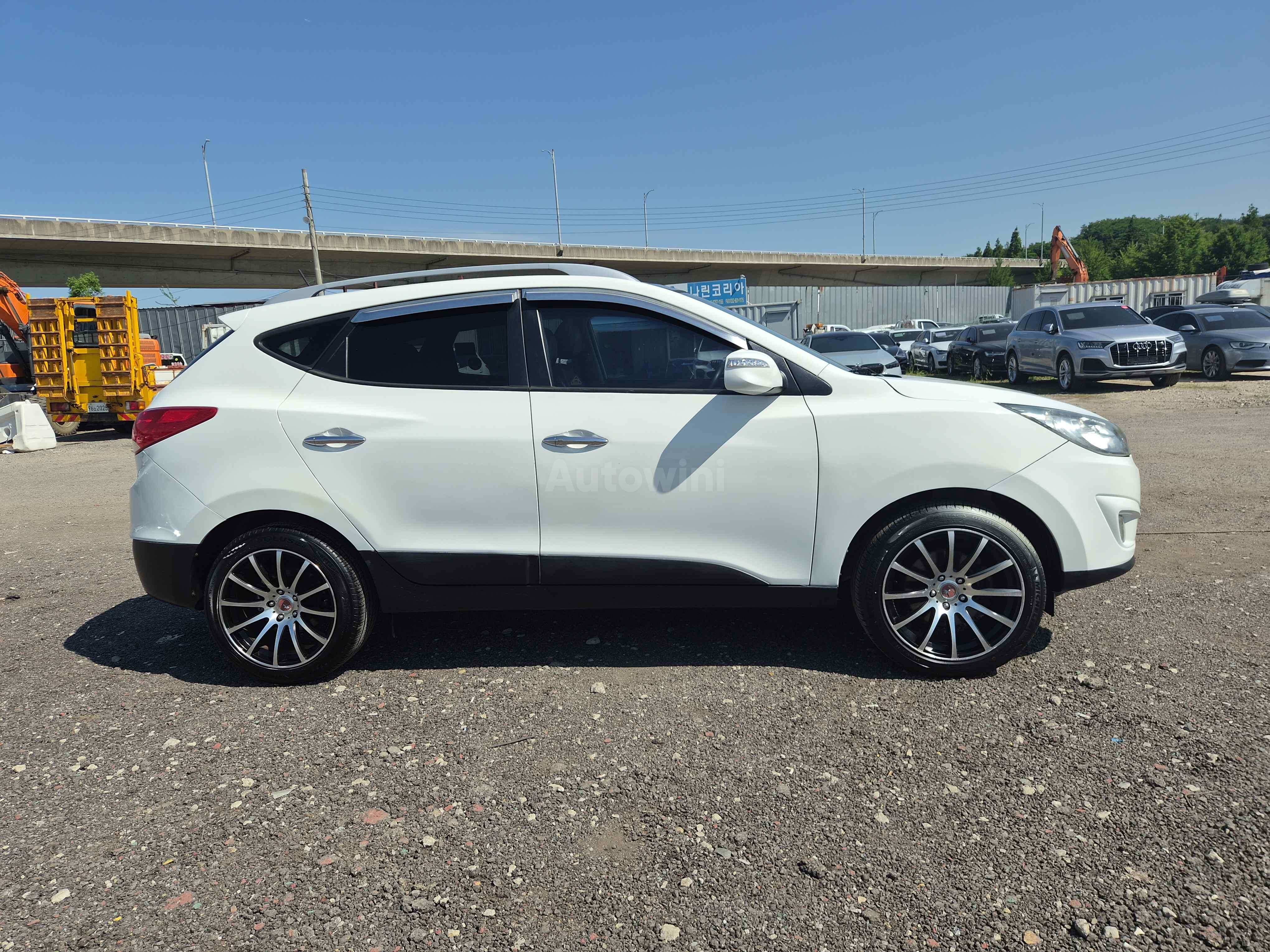 2013 HYUNDAI TUCSON VIN: KMHJW81VDDU686470