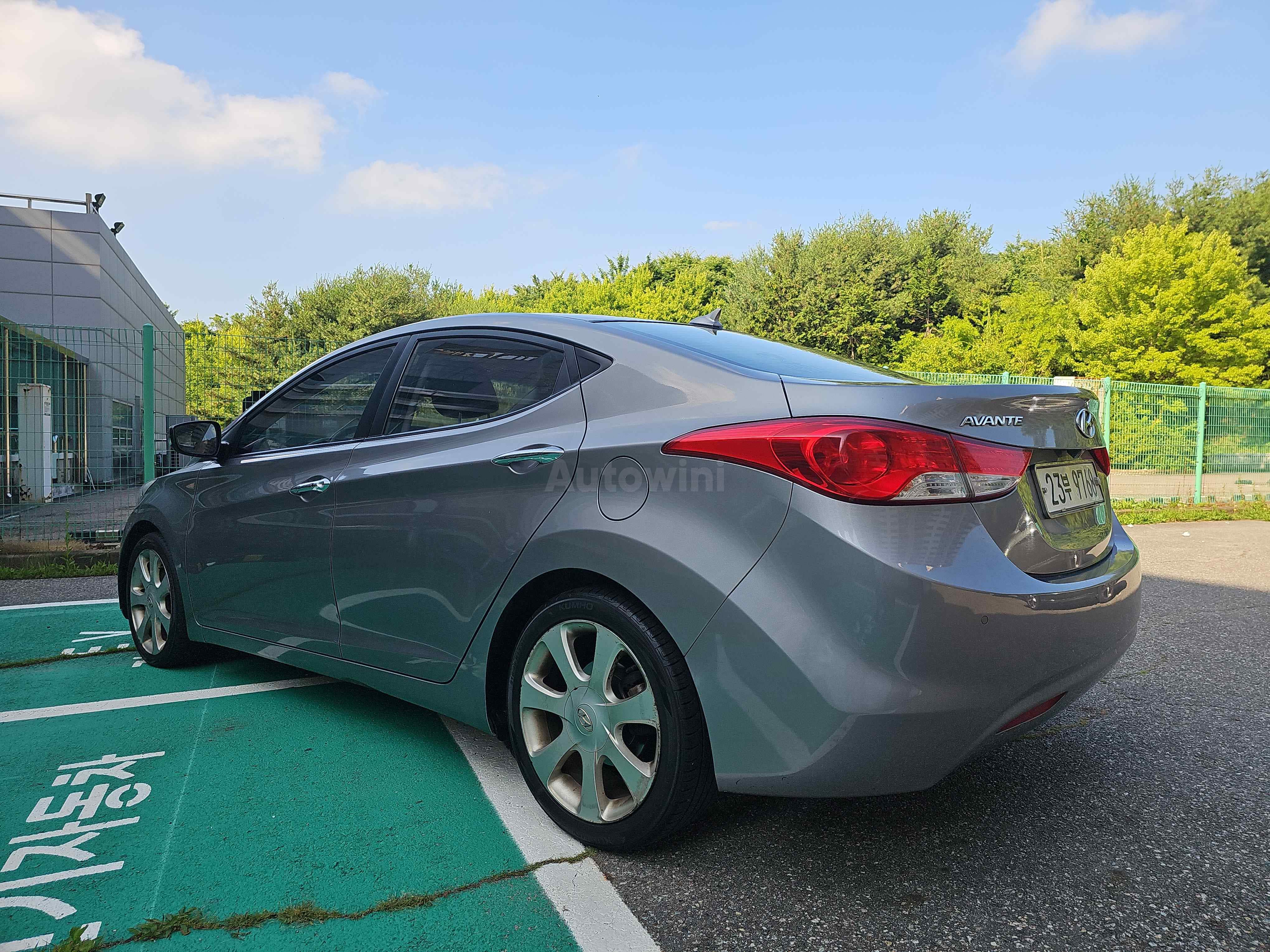 2011 HYUNDAI AVANTE VIN: KMHDH41DBBU083504